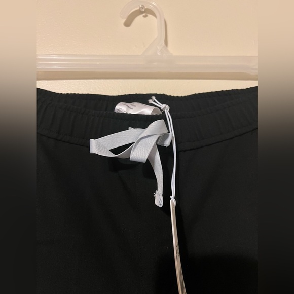 NEW WITH TAG | TWO Pairs of Men’s FIGS Tansen Jogger 2.0 Short (Medium) - Picture 4 of 7